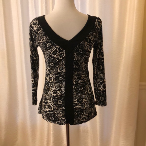 Black and white floral top - Picture 2 of 2